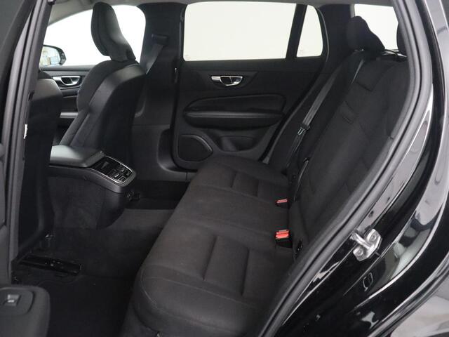 Volvo V60 2.0 B3 Momentum Business | Panoramadak | Cruise control | Stuur/stoel verwarming | Trekhaak | Head-up | Harman/Kardon | Climate control | Camera | Park assist
