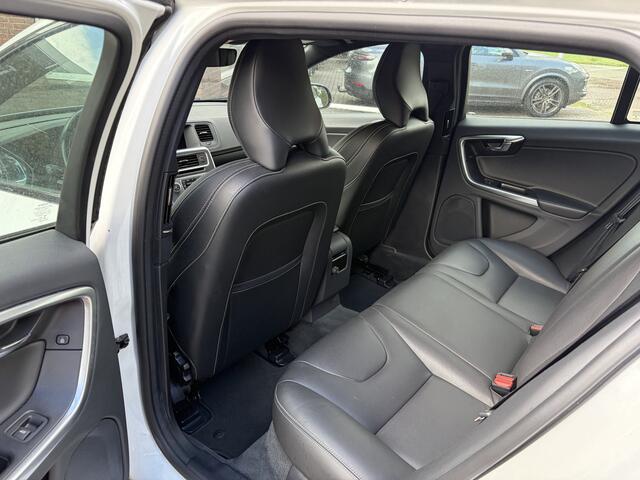 Volvo V60 1.5 T3 Polar+ Dynamic TREKHAAK STOELVERWARMING ZWARTE HEMEL