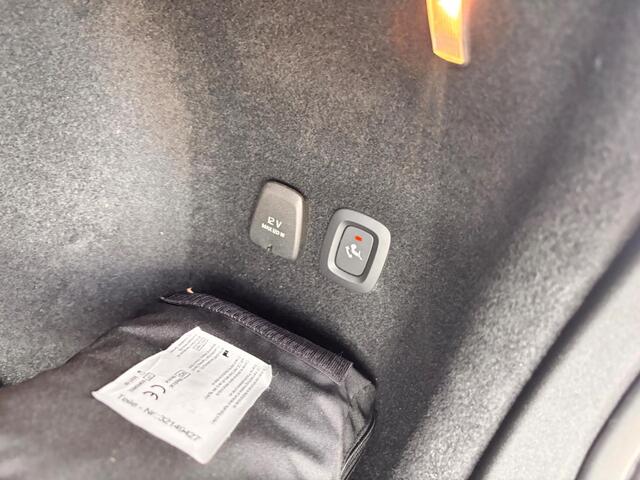 Volvo V60 2.0 B4 Core | Trekhaak | Achteruitrijcamera | Parkeersensoren | Keyless Entry | Elektrische Achterklep | Stoelverwarming voor en achter | Lichtmetalen Velgen 18 inch | Navigatie | Apple Carplay | Android Auto