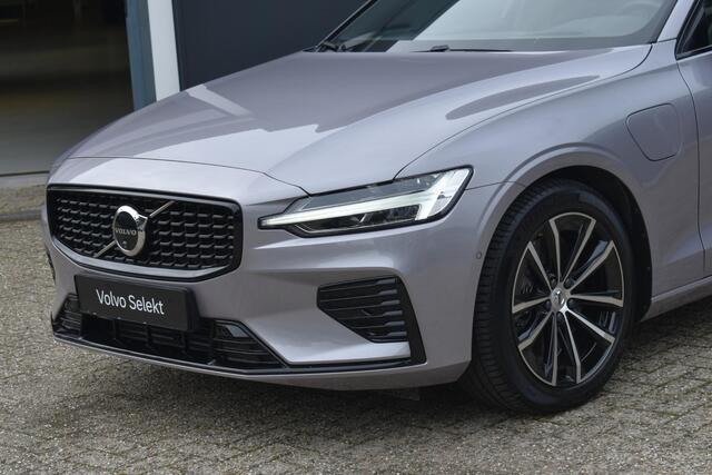 Volvo V60 T8 Plug-in hybrid AWD Ultra Dark | Panoramadak | Trekhaak | 360 graden camera | Head-up display | Verwarmbare voorstoelen, achterbank en stuurwiel | Premium audio by Harman Kardon | Apple carplay/Android auto