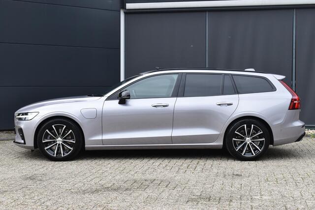 Volvo V60 T8 Plug-in hybrid AWD Ultra Dark | Panoramadak | Trekhaak | 360 graden camera | Head-up display | Verwarmbare voorstoelen, achterbank en stuurwiel | Premium audio by Harman Kardon | Apple carplay/Android auto