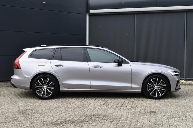 Volvo V60 T8 Plug-in hybrid AWD Ultra Dark | Panoramadak | Trekhaak | 360 graden camera | Head-up display | Verwarmbare voorstoelen, achterbank en stuurwiel | Premium audio by Harman Kardon | Apple carplay/Android auto