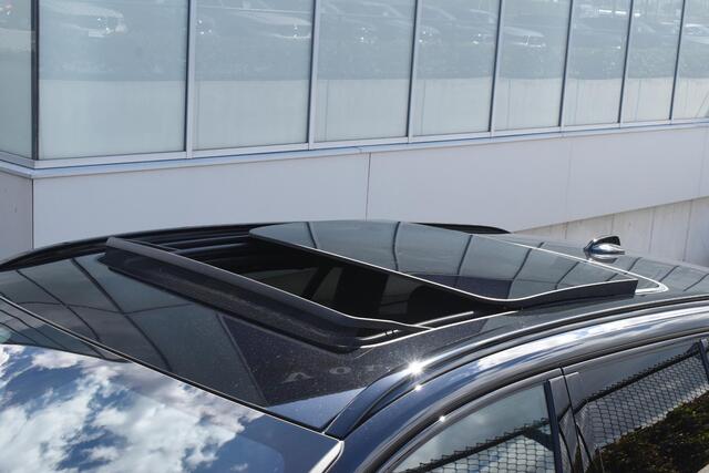 Volvo V60 T8 455PK Plug-in hybrid AWD Plus Dark / 360 Camera / Harman Kardon / Head-up display / Panorama schuifdak / Stoel- en stuurverwarming / Trekhaak / Elektrische stoelen met geheugen