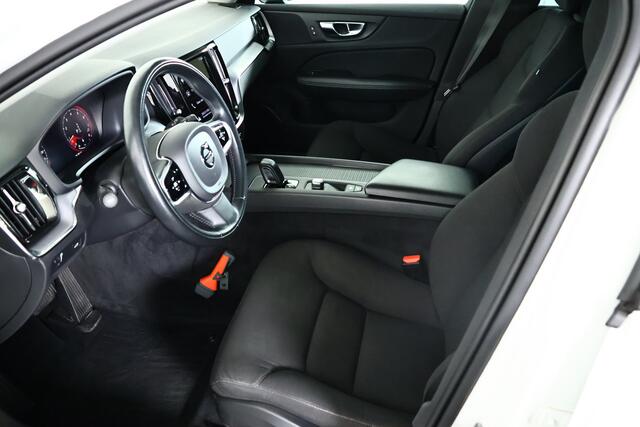 Volvo V60 2.0 B3 Momentum Advantage / Pilot assist / CarPlay / Trekhaak / Camera