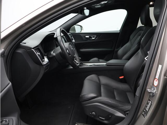 Volvo V60 2.0 T4 Inscription / Trekhaak / Panoramadak / 360 Camera / Head-up Display / Stoelverwarming / Lederen Bekleding / BLIS /