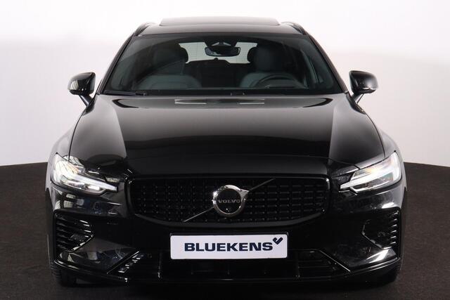 Volvo V60 T8 Recharge AWD Plus Dark - Panorama/schuifdak - IntelliSafe Assist & Surround - 360º Camera - Harman/Kardon audio - Verwarmde voorstoelen, stuur & achterbank - Parkeersensoren voor & achter - Elektr. bedienb. voorstoelen met geheugen - Head up display - Extra getint glas - Inklapbare trekhaak - 18' LMV
