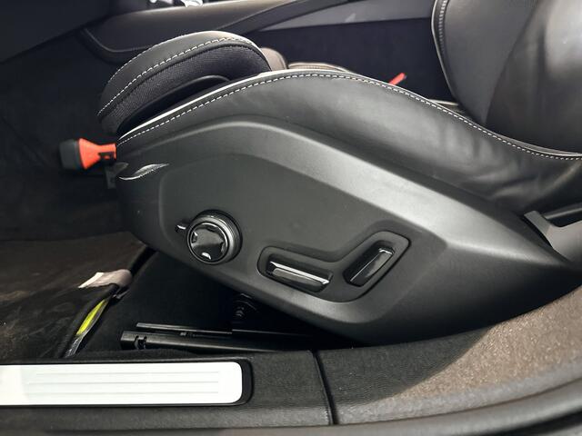 Volvo V60 T8 Plug-in hybrid AWD Plus Dark | SOH 100% | Panoramadak | 360° camera | Head-up display | Harman Kardon | Stoel- en stuurverwarming | Trekhaak