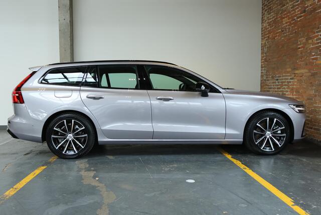 Volvo V60 T8 Plug-in hybrid AWD Plus Dark | 360° Parkeercamera | Semi-Electrische Wegklapbare Trekhaak | Stoelverwarming | Stuurwielverwarming | Google infotainment | Parkeersensoren voor + achter | Lederen bekleding