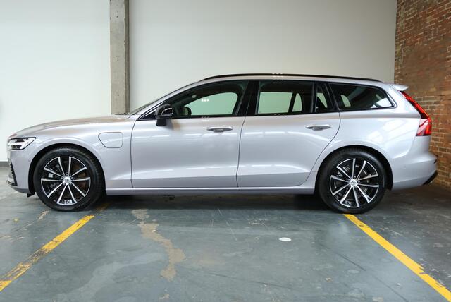 Volvo V60 T8 Plug-in hybrid AWD Plus Dark | 360° Parkeercamera | Semi-Electrische Wegklapbare Trekhaak | Stoelverwarming | Stuurwielverwarming | Google infotainment | Parkeersensoren voor + achter | Lederen bekleding
