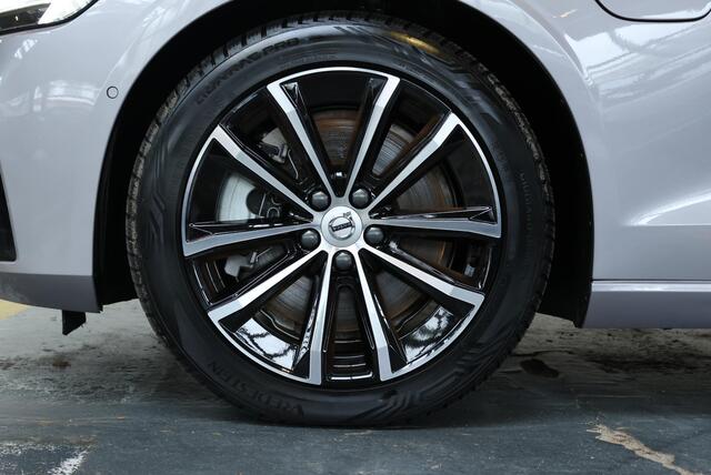 Volvo V60 T8 Plug-in hybrid AWD Plus Dark | 360° Parkeercamera | Semi-Electrische Wegklapbare Trekhaak | Stoelverwarming | Stuurwielverwarming | Google infotainment | Parkeersensoren voor + achter | Lederen bekleding