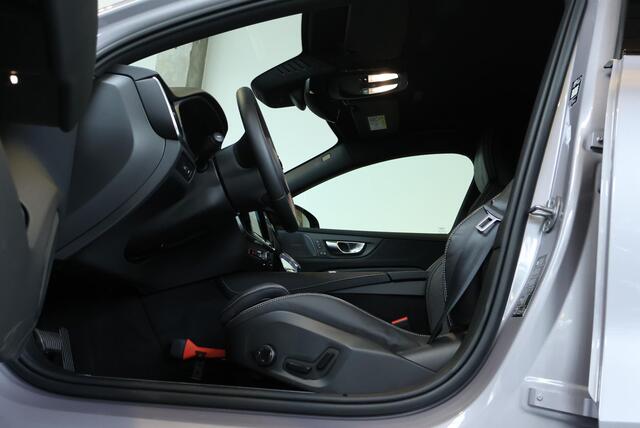 Volvo V60 T8 Plug-in hybrid AWD Plus Dark | 360° Parkeercamera | Semi-Electrische Wegklapbare Trekhaak | Stoelverwarming | Stuurwielverwarming | Google infotainment | Parkeersensoren voor + achter | Lederen bekleding