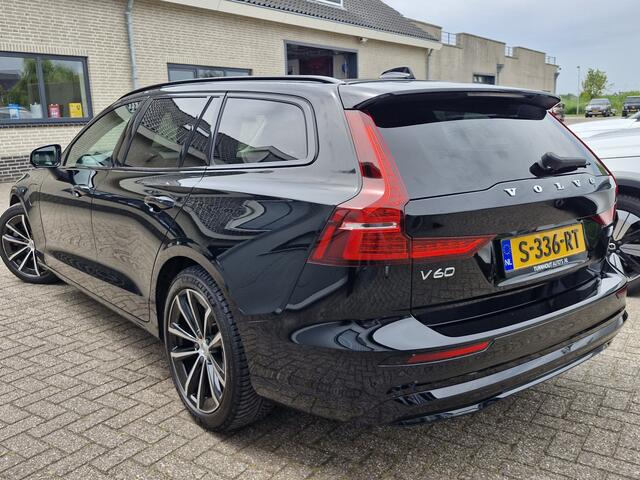 Volvo V60 T6 Plug-in hybrid AWD Plus Dark | Apple carplay | Stoel en stuurverwarming | Camera | Enz (SOH) 100 % en Leder-pakket (contourstoelen, hemelbekleding donker, luxe lederen/stof bekleding, sportstuur)