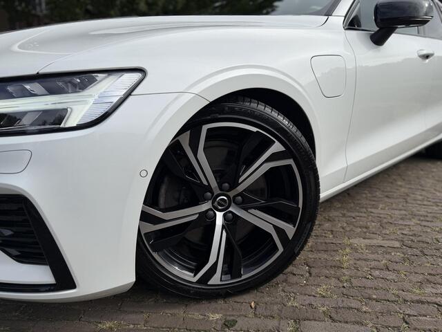 Volvo V60 2.0 T8 Plug-in hybrid AWD Ultimate Dark | HUD | Pano | Harman & Kardon | 360 | BTW |