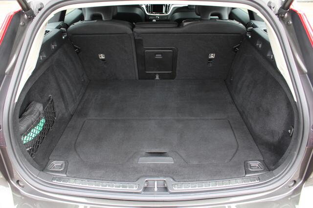 Volvo V60 B3 164PK Automaat Core | Camera | Verw. Stoel- & stuurwiel | Pilot Assist | BLIS | DAB Audio |