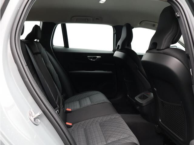 Volvo V60 B4 197PK Essential Edition / Stoel-, stuurwiel- & achterbankverwarming / Achteruitrijcamera / Pilot Assist / BLIS