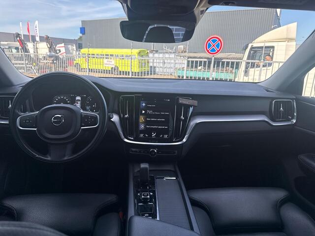 Volvo V60 2.0 B4 Momentum Business | Trekhaak | Achteruitrijcamera | Parkeersensoren | Lederen Bekleding | Stoelverwarming | Cruise Control Adaptief | Navigatie | Apple Carplay | Android Auto