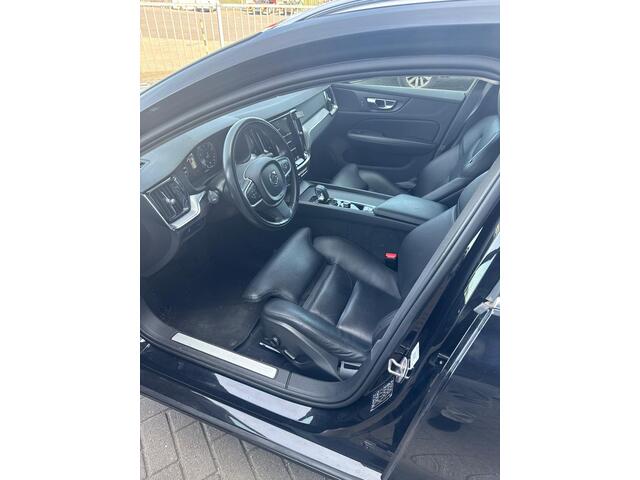 Volvo V60 2.0 B4 Momentum Business | Trekhaak | Achteruitrijcamera | Parkeersensoren | Lederen Bekleding | Stoelverwarming | Cruise Control Adaptief | Navigatie | Apple Carplay | Android Auto