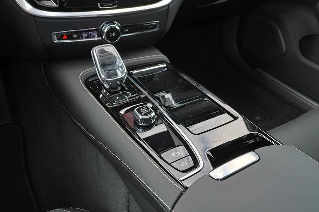 Volvo V60 T6 Recharge AWD Plus Dark - Panorama/schuifdak - IntelliSafe Assist & Surround - 360º Camera - Harman/Kardon audio - Verwarmde voorstoelen, stuur & achterbank - Parkeersensoren voor & achter - Elektr. bedienb. voorstoelen met geheugen - Head up display - Extra getint glas - 19' LMV