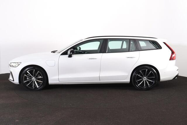 Volvo V60 T6 Recharge AWD Plus Dark - IntelliSafe Assist & Surround - 360º Camera - Harman/Kardon audio - Verwarmde voorstoelen, stuur & achterbank - Parkeersensoren voor & achter - Elektr. bedienb. voorstoelen met geheugen - Inklapbare trekhaak - 18' LMV