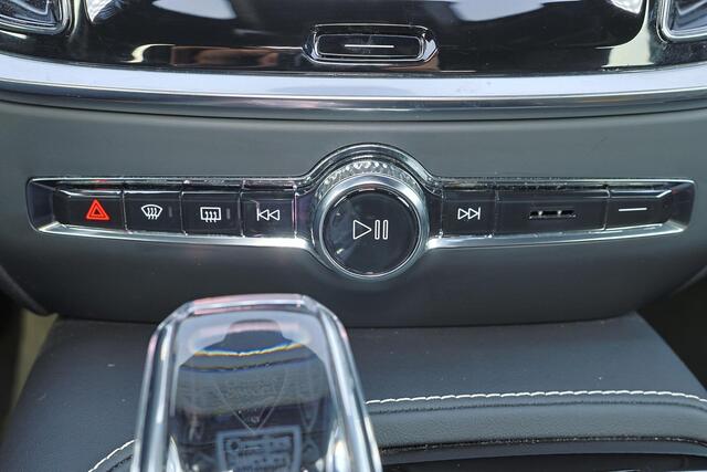 Volvo V60 T6 Recharge AWD Plus Dark - IntelliSafe Assist & Surround - 360º Camera - Harman/Kardon audio - Verwarmde voorstoelen, stuur & achterbank - Parkeersensoren voor & achter - Elektr. bedienb. voorstoelen met geheugen - Inklapbare trekhaak - 18' LMV