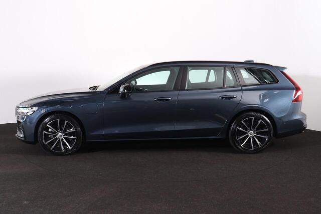 Volvo V60 T6 Recharge AWD Plus Dark - IntelliSafe Assist & Surround - 360º Camera - Harman/Kardon audio - Verwarmde voorstoelen, stuur & achterbank - Parkeersensoren voor & achter - Elektr. bedienb. voorstoelen met geheugen - Inklapbare trekhaak - 18' LMV