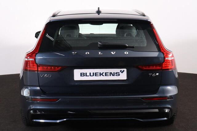 Volvo V60 T6 Recharge AWD Plus Dark - IntelliSafe Assist & Surround - 360º Camera - Harman/Kardon audio - Verwarmde voorstoelen, stuur & achterbank - Parkeersensoren voor & achter - Elektr. bedienb. voorstoelen met geheugen - Inklapbare trekhaak - 18' LMV