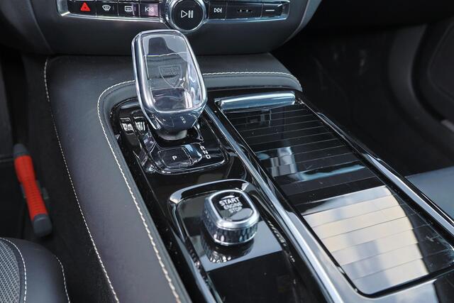 Volvo V60 T6 Recharge AWD Plus Dark - IntelliSafe Assist & Surround - 360º Camera - Harman/Kardon audio - Verwarmde voorstoelen, stuur & achterbank - Parkeersensoren voor & achter - Elektr. bedienb. voorstoelen met geheugen - Inklapbare trekhaak - 18' LMV