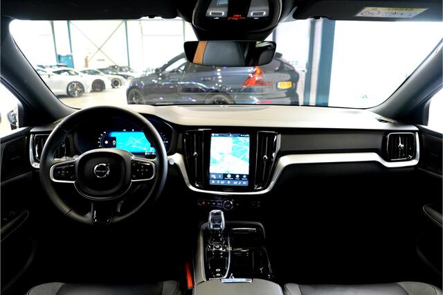 Volvo V60 2.0 T6 AWD 293kW/399pk Aut8 Plug-in hybrid Plus Dark HARMAN/KARDON + EL.TREKHAAK + 360 CAMERA + ADAPT.CRUISE + STOEL-&STUURVERWARMING + BLIS + LANE ASSIST + SPORTSTOELEN + PD-GLASS + EL.STOELEN MET MEMORY + BLACKLINE + PARKSENSOREN V&A + 18" LM-VELGEN!