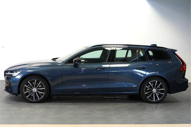 Volvo V60 2.0 T6 AWD 293kW/399pk Aut8 Plug-in hybrid Plus Dark HARMAN/KARDON + EL.TREKHAAK + 360 CAMERA + ADAPT.CRUISE + STOEL-&STUURVERWARMING + BLIS + LANE ASSIST + SPORTSTOELEN + PD-GLASS + EL.STOELEN MET MEMORY + BLACKLINE + PARKSENSOREN V&A + 18" LM-VELGEN!