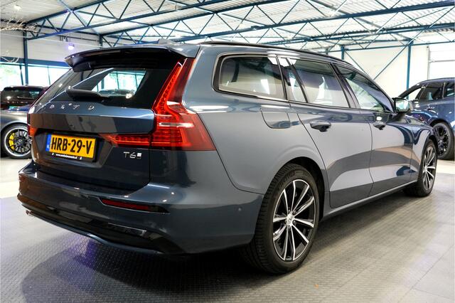 Volvo V60 2.0 T6 AWD 293kW/399pk Aut8 Plug-in hybrid Plus Dark HARMAN/KARDON + EL.TREKHAAK + 360 CAMERA + ADAPT.CRUISE + STOEL-&STUURVERWARMING + BLIS + LANE ASSIST + SPORTSTOELEN + PD-GLASS + EL.STOELEN MET MEMORY + BLACKLINE + PARKSENSOREN V&A + 18" LM-VELGEN!