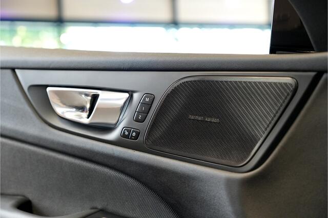 Volvo V60 2.0 T6 AWD 293kW/399pk Aut8 Plug-in hybrid Plus Dark HARMAN/KARDON + EL.TREKHAAK + 360 CAMERA + ADAPT.CRUISE + STOEL-&STUURVERWARMING + BLIS + LANE ASSIST + SPORTSTOELEN + PD-GLASS + EL.STOELEN MET MEMORY + BLACKLINE + PARKSENSOREN V&A + 18" LM-VELGEN!