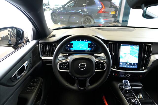 Volvo V60 2.0 T6 AWD 293kW/399pk Aut8 Plug-in hybrid Plus Dark HARMAN/KARDON + EL.TREKHAAK + 360 CAMERA + ADAPT.CRUISE + STOEL-&STUURVERWARMING + BLIS + LANE ASSIST + SPORTSTOELEN + PD-GLASS + EL.STOELEN MET MEMORY + BLACKLINE + PARKSENSOREN V&A + 18" LM-VELGEN!
