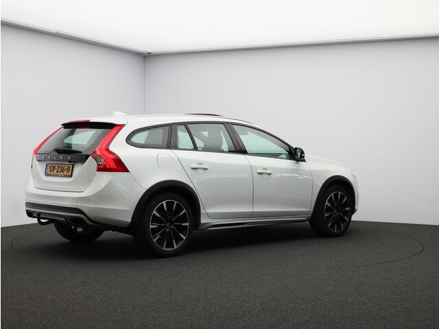 Volvo V60 CROSS COUNTRY 2.0 T5 Polar+ / Lederen bekleding / Schuif-kantel dak / Standkachel / Elektrisch bedienbare voorstoelen / Trekhaak / Cruise controle / Parkeercamera achter /
