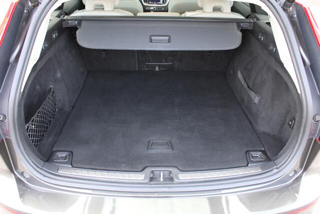 Volvo V60 CROSS COUNTRY D4 Automaat AWD Intro Edition | Trekhaak | Blis| Schuif/kanteldak | 360 Camera | Head-Up