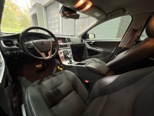 Volvo V60 CROSS COUNTRY T5 AWD Momentum | Automaat | Afn. Trekhaak | Stoelverwarming | Cruise Control | 18 Inch