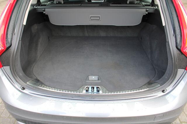 Volvo V60 CROSS COUNTRY D4 Nordic+ | Org. NL | Afn. Trekhaak | Verw. Voorstoelen | Verw. Voorruit | Standkachel