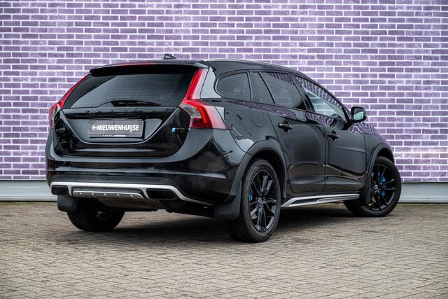 Volvo V60 CROSS COUNTRY 2.0 T5 Polar+ | Luxury Line | Schuif/-kanteldak | Camera | Memory | Standkachel | Stuurverwarming | Stoelverwarming | On Call | CarPlay | Black Pack |