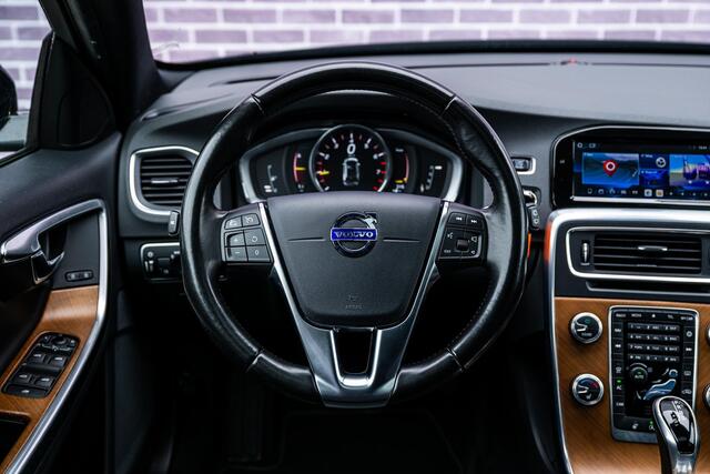 Volvo V60 CROSS COUNTRY 2.0 T5 Polar+ | Luxury Line | Schuif/-kanteldak | Camera | Memory | Standkachel | Stuurverwarming | Stoelverwarming | On Call | CarPlay | Black Pack |