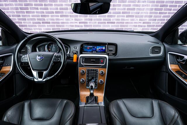 Volvo V60 CROSS COUNTRY 2.0 T5 Polar+ | Luxury Line | Schuif/-kanteldak | Camera | Memory | Standkachel | Stuurverwarming | Stoelverwarming | On Call | CarPlay | Black Pack |