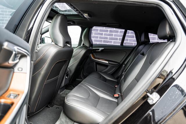 Volvo V60 CROSS COUNTRY 2.0 T5 Polar+ | Luxury Line | Schuif/-kanteldak | Camera | Memory | Standkachel | Stuurverwarming | Stoelverwarming | On Call | CarPlay | Black Pack |