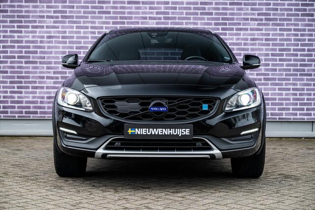 Volvo V60 CROSS COUNTRY 2.0 T5 Polar+ | Luxury Line | Schuif/-kanteldak | Camera | Memory | Standkachel | Stuurverwarming | Stoelverwarming | On Call | CarPlay | Black Pack |