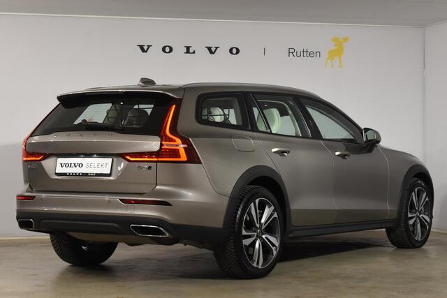 Volvo V60 CROSS COUNTRY B5 250PK Automaat AWD Pro / Adaptive Cruise Control / Bowers & Wilkins / 360 Graden Camera / Elektrisch glazen schuif-kanteldak / Head-up Display / Nappa leer met stoelventilatie / Massagefunctie voorstoelen / Elektrisch verstelbare stoelen met geheugen /