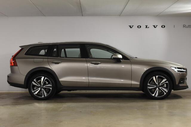 Volvo V60 CROSS COUNTRY B5 250PK Automaat AWD Pro / Adaptive Cruise Control / Bowers & Wilkins / 360 Graden Camera / Elektrisch glazen schuif-kanteldak / Head-up Display / Nappa leer met stoelventilatie / Massagefunctie voorstoelen / Elektrisch verstelbare stoelen met geheugen /