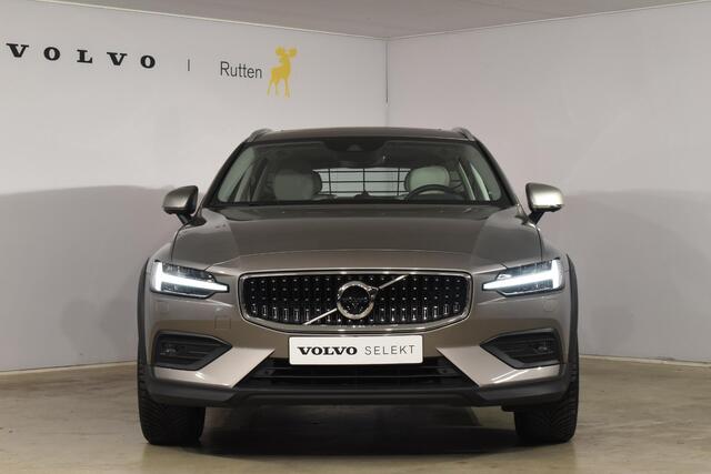 Volvo V60 CROSS COUNTRY B5 250PK Automaat AWD Pro / Adaptive Cruise Control / Bowers & Wilkins / 360 Graden Camera / Elektrisch glazen schuif-kanteldak / Head-up Display / Nappa leer met stoelventilatie / Massagefunctie voorstoelen / Elektrisch verstelbare stoelen met geheugen /