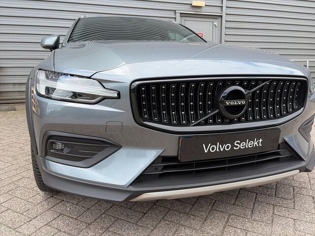 Volvo V60 CROSS COUNTRY B5 AWD / 19" Velgen / Stoel massage / Stoel ventilatie + verwarming / Black pack /