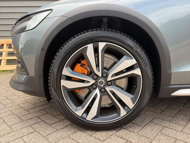 Volvo V60 CROSS COUNTRY B5 AWD / 19" Velgen / Stoel massage / Stoel ventilatie + verwarming / Black pack /