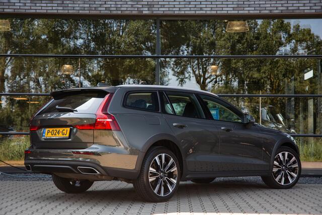 Volvo V60 CROSS COUNTRY 2.0 B5 AWD Pro , Trekhaak, Stoel/stuurverwarming, Elektrisch verstelbare stoelen met geheugen,