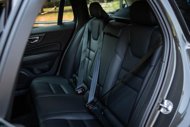 Volvo V60 CROSS COUNTRY 2.0 B5 AWD Pro , Trekhaak, Stoel/stuurverwarming, Elektrisch verstelbare stoelen met geheugen,