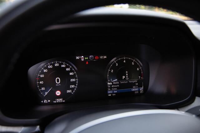 Volvo V60 CROSS COUNTRY 2.0 B5 AWD Pro , Trekhaak, Stoel/stuurverwarming, Elektrisch verstelbare stoelen met geheugen,