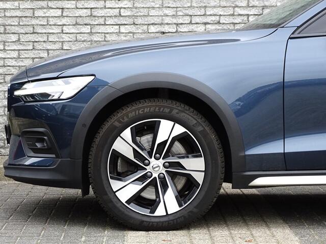 Volvo V60 CROSS COUNTRY 2.0 B5 AWD Pro | leder | 250pk |